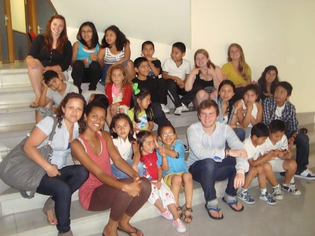 Kierra with the Association of Ecuadorian Residents in Oviedo, during the last day of tutoring. 