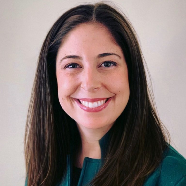 Steph Keenoy Headshot